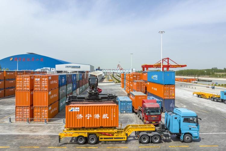 中国重汽港口牵引车 驱动港口物流高效运转的钢铁脊梁